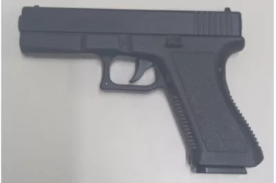 Em Alagoinhas, policiais do 4° BPM apreendem simulacro de arma de fogo tipo pistola