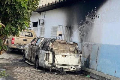 Viatura da PM é incendiada por criminosos no interior da Bahia