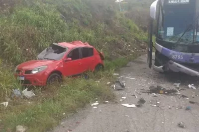 Batida entre carro e ônibus deixa quatro pessoas mortas na BR-101