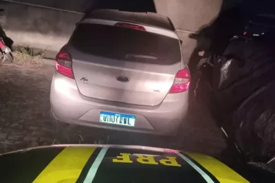 PRF recupera veículo roubado durante fiscalização em Riachão do Jacuípe