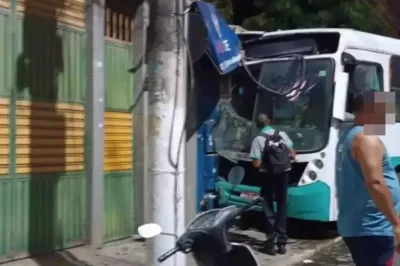Em Alagoinhas, ônibus colide em estabelecimento após motorista passar mal