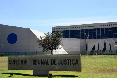 Arma de brinquedo no roubo gera grave ameaça, decide STJ