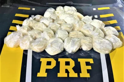 PRF apreende 3.500 papelotes de cocaína e prende casal dentro de ônibus na BR 101