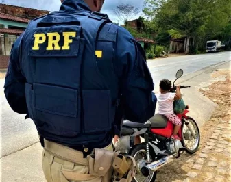 PRF flagra mãe transportando criança em motocicleta na BR 101