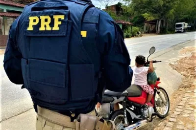 PRF flagra mãe transportando criança em motocicleta na BR 101
