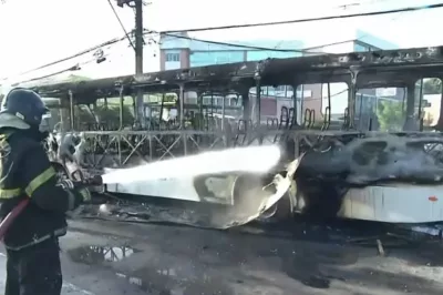 Ônibus pega fogo após pane elétrica em Lauro de Freitas