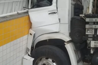 Caminhão desgovernado atinge supermercado no Recôncavo baiano