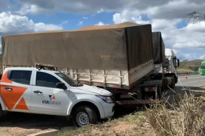Veículo de concessionária de rodovia é atingido por carreta quando sinalizava pista na Bahia