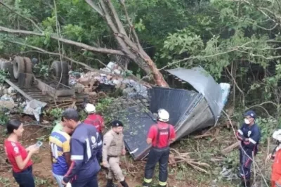 Dois morrem após caminhão tombar em ribanceira na Bahia