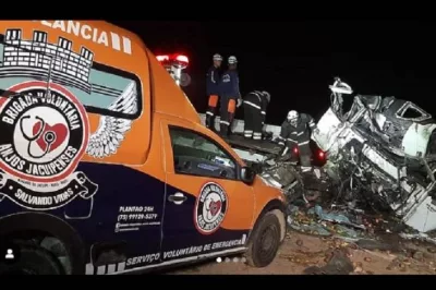 Mais de 20 pessoas morrem em acidente entre caminhão e ônibus de turismo na Bahia