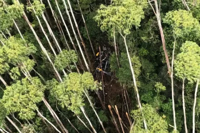 Vítimas de queda de helicóptero são retiradas de local do acidente