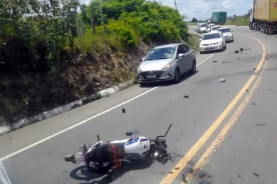 Mototaxista morre em acidente envolvendo carreta na BR-101