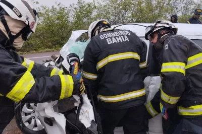 Homem morre após colisão entre caminhão baú e carro de passeio na Bahia