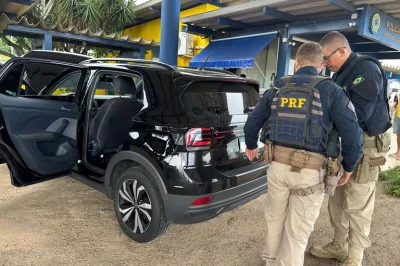 PRF recupera veículo roubado em Feira de Santana