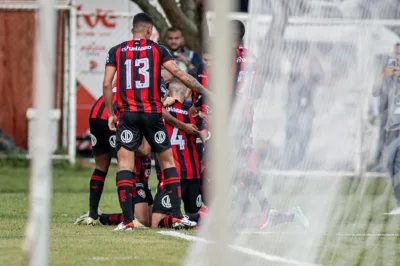 Em jogo eletrizante, Vitória vence o Bahia por 3 a 2 no Barradão