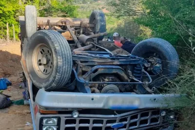 Jovem de 19 anos morre após caminhão tombar em estrada vicinal no interior da Bahia