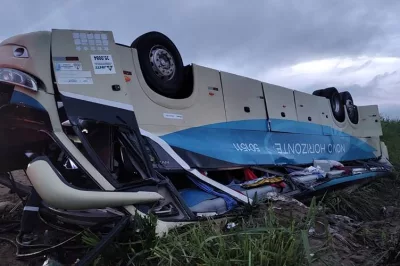 Passageiros morrem após ônibus tombar em rodovia na Bahia