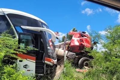 Acidente entre carreta e ônibus deixa pelo menos um morto na BR-116