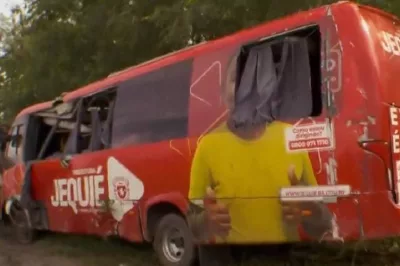 Cinco ficam feridos em acidente com micro-ônibus que levava pacientes para tratamento em Salvador