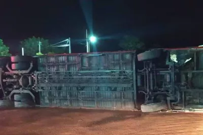 Ônibus tomba ao desviar de carro na contramão e deixa 23 pessoas feridas na Bahia