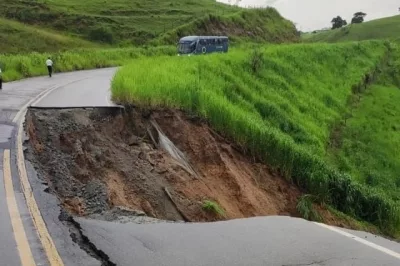 Erosão em pista provoca interdição parcial de rodovia em Ibicuí