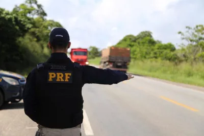 PRF apreende veículo de carga transportando 18t de milho sem nota fiscal