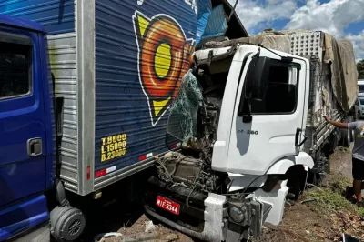 Acidente entre caminhões é registrado na BR-324, em Amélia Rodrigues
