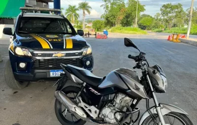 PRF recupera motocicleta furtada que era transportada no bagageiro de um ônibus