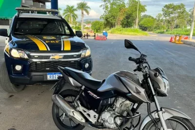 PRF recupera motocicleta furtada que era transportada no bagageiro de um ônibus