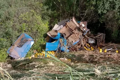 Carreta carregada de melões tomba após perder freio na Serra do Mutum