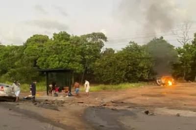 Carro pega fogo e deixa três feridos após colisão na Linha Verde