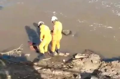 Bombeiros vão resgatar corpo em rio, mas “morto” acorda