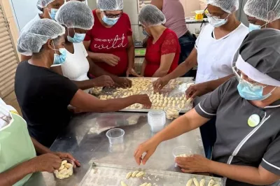Agricultoras familiares de Caculé ampliam produção de derivados de mandioca e fortalecem economia local
