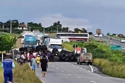 Carreta capota e interdita BR-116 em Santa Bárbara
