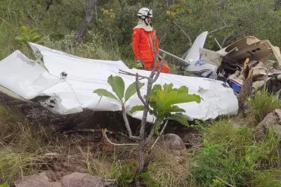 Corpos das vítimas da queda de avião na Bahia são retirados de aeronave