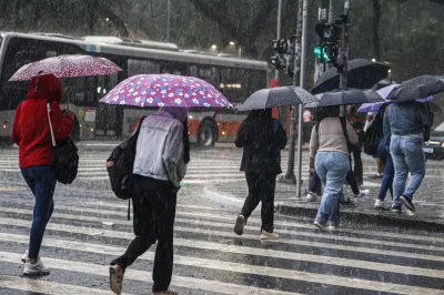 Inmet prevê chuva intensa e vento forte em várias regiões do país
