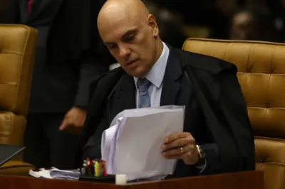 Moraes dá 15 dias para PGR opinar sobre indiciamento de Bolsonaro