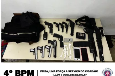 Em Alagoinhas, policiais do 4° BPM apreendem doze simulacros de arma de fogo e drogas
