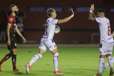 Vitória abre 2 a 0, Bahia reage em segundo tempo eletrizante e equipes empatam no Barradão