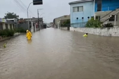 Chuva deixa ruas debaixo de água no Sul baiano