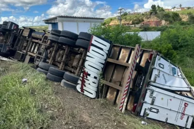Carreta tomba às margens da BR-420 no trecho de Jaguaquara