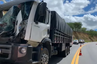 Colisões entre caminhões deixa motorista ferido na BR-116