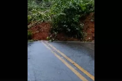 Estrada no Sul da Bahia fica interditada após barranco deslizar e cair na pista