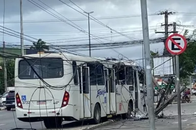 Colisão de ônibus com poste em Lauro de Freitas deixa frente de veículo destruída