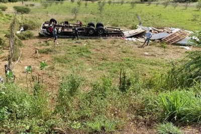 Homem morre após caminhão capotar na BR-030