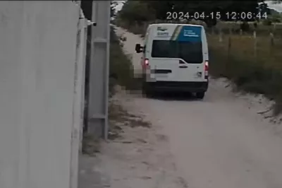 Criança de 4 anos é atropelada por van escolar logo após saltar do veículo