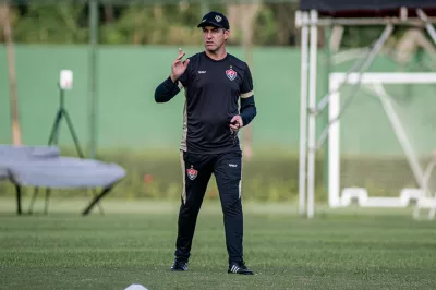 Vitória anuncia demissão de Léo Condé