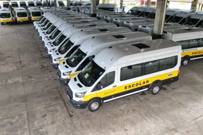 Governo do Estado entrega vans escolares que vão atender estudantes da zona rural de 54 municípios