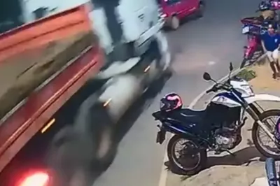 Carreta desgovernada atinge carro e ciclistas se salvam em acidente na BA-142