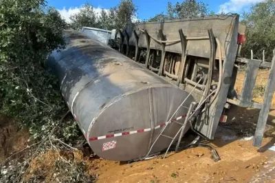 Caminhão com carga de leite capota na BA-250